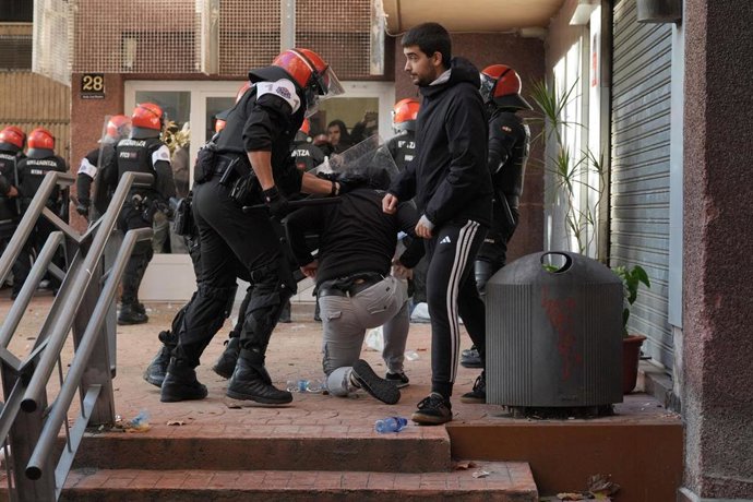 Agentes de la Ertzaintza intervienen durante una concentración para tratar de impedir un desahucio, a 23 de octubre de 2026, en Vitoria-Gasteiz 