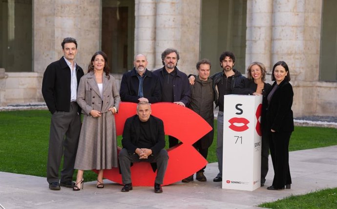 Equipo de la serie 'Matar a un oso' en la Foto del Día de la primera jornada de la 71 Seminci.