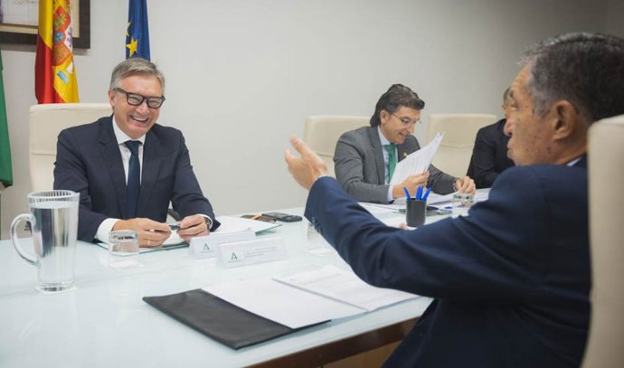 El vicepresidente segundo y consejero de Turismo, Justicia, Desregulación y Administración Local de la Junta de Andalucía, Manuel Gavira, y el presidente del TSJA, Lorenzo del Río, durante la reunión de la Comisión Mixta que se ha celebrado en Sevilla.