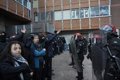 Dos detenidos, 58 identificados y 19 policías heridos durante el desahucio de una vivienda en Vitoria