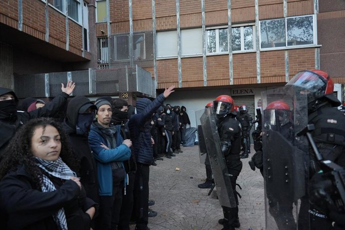 Agentes de la Ertzaintza intervienen durante una concentración para tratar de impedir un desahucio, a 23 de octubre de 2026, en Vitoria-Gasteiz