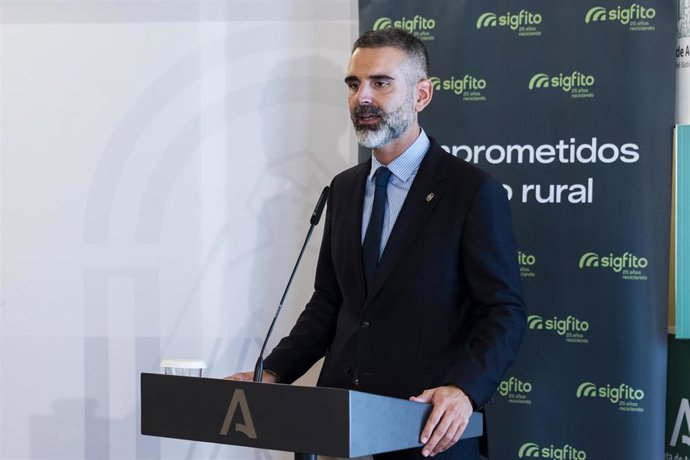 El consejero de Agricultura, Pesca, Agua y Desarrollo Rural, Ramón Fernández-Pacheco.