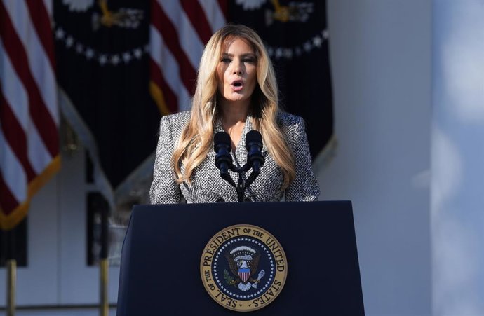 19 de outubro de 2026, Washington, Distrito de Columbia, EUA: A primeira-dama dos EUA, Melania Trump, faz um discurso durante uma cerimônia de assinatura de um decreto no Jardim das Rosas da Casa Branca, em Washington, em 19 de outubro de 2026
