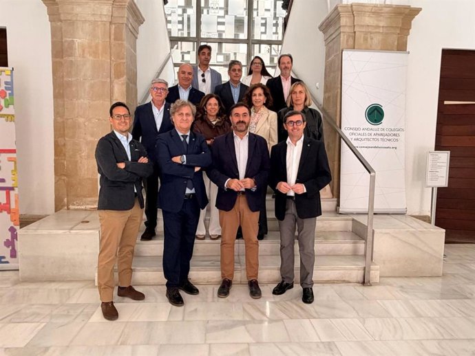 Representantes del Consejo Andaluz de la Arquitectura Técnica en el Ayuntamiento de Baeza.