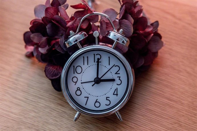 Un reloj marca las 03.00 horas, a 14 de octubre de 2026, en Madrid (España). 