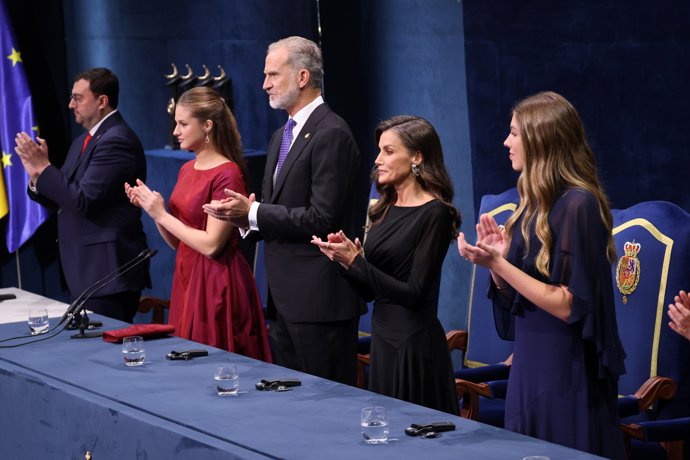 El Presidente del Principado de Asturias, Adrián Barbón, la  Princesa Leonor, el Rey Felipe VI, la Reina Letizia y la Infanta Sofía a su llegada a la entrega de los Premios Princesa de Asturias 2026 en el Teatro Campoamor, a 23 de octubre de 2026, en 