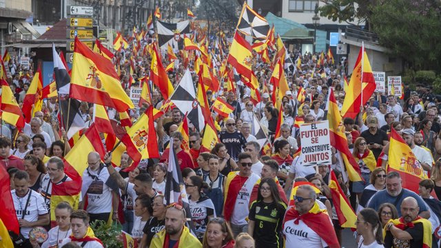 Archivo - Cientos de personas durante una concentración para protestar por las consecuencias de la crisis migratoria, a 2 de septiembre de 2026, en Ceuta (España).