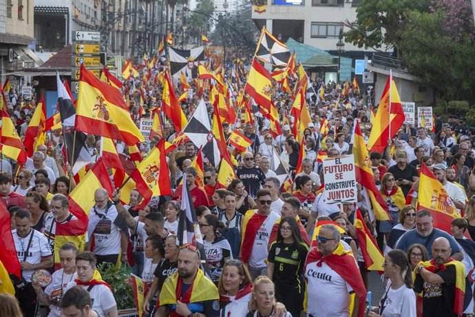 Archivo - Cientos de personas durante una concentración para protestar por las consecuencias de la crisis migratoria, a 2 de septiembre de 2026, en Ceuta (España).
