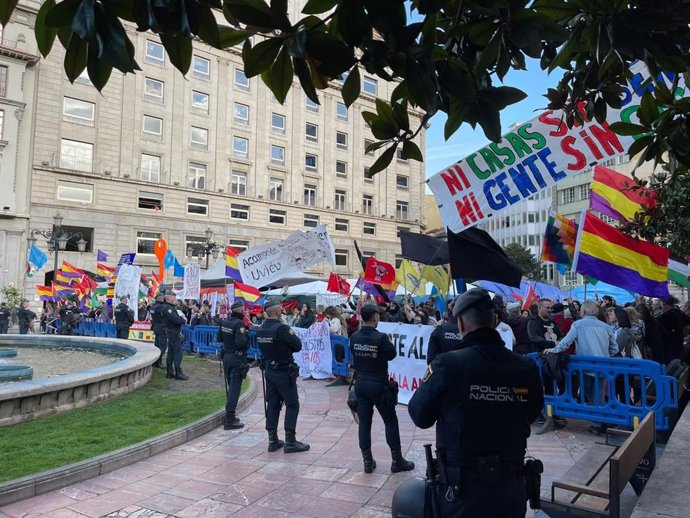 Manifestantes en la plaza de La Escandalera esta tarde.