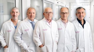 Archivo - Imagen del equipo de obstetricia y ginecología del doctor Lorenzo Chacón en el Hospital Vithas Sevilla.
