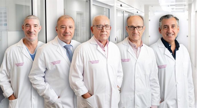 Archivo - Imagen del equipo de obstetricia y ginecología del doctor Lorenzo Chacón en el Hospital Vithas Sevilla.