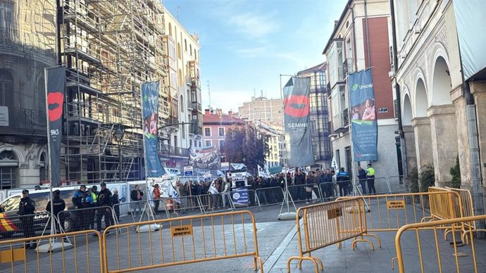 Policías locales de Valladolid se concentran ante el Teatro Calderón, sede de la Seminci, para exigir mejoras en sus condiciones de trabajo y salariales.
