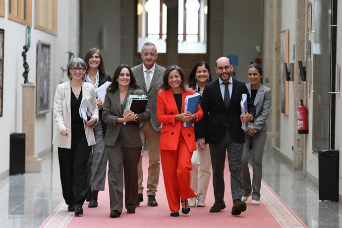 La conselleira do Mar, Marta Villaverde, con su equipo en el Parlamento