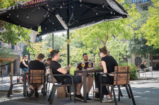 Archivo - Arxivo - Diverses persones en la terrassa d'un bar a Barcelona.