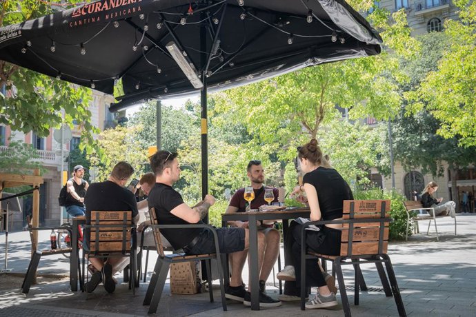 Archivo - Arxivo - Diverses persones en la terrassa d'un bar a Barcelona.
