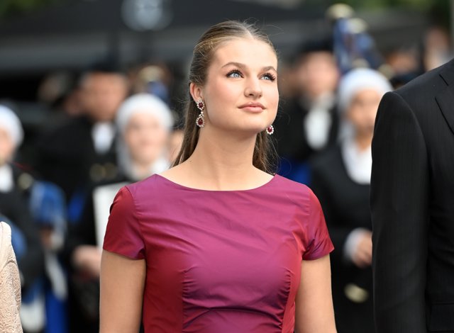 La Princesa Leonor elige el brillo y la sofisticación con un vestido frambuesa en los Premios Princesa de Asturias