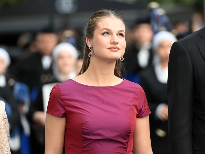 La Princesa Leonor elige el brillo y la sofisticación con un vestido frambuesa en los Premios Princesa de Asturias