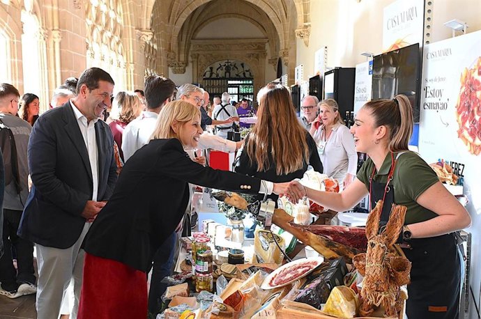 La alcaldesa de Jerez de la Frontera (Cádiz), María José García-Pelayo este viernes la Feria de la Economía Local en los Claustros de Santo Domingo,