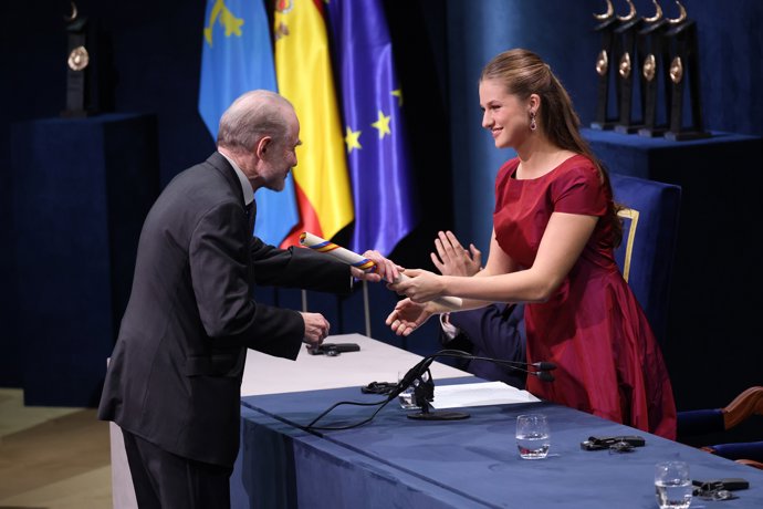 La Princesa Leonor entrega el Premio Princesa de Asturias de Ciencias Sociales 2026 al historiador, periodista y ensayista británico Timothy Garton Ash durante la entrega de los Premios Princesa de Asturias 2026 en el Teatro Campoamor, a 23 de octubre 