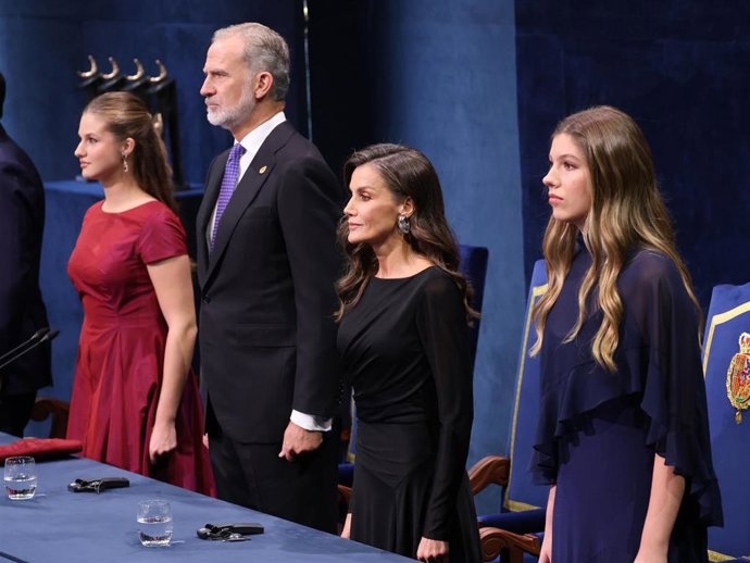 La Reina Letizia confía en la elegancia del negro para acompañar a Leonor en los Premios Princesa de Asturias