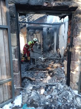 Un bombero trabaja en la extinción del incendio