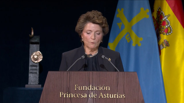 Fernández destaca el "firme compromiso con la sociedad" de los galardonados