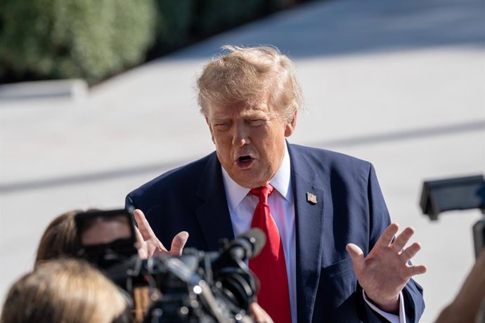 23 de outubro de 2026, Washington, D.C., Estados Unidos: O presidente dos EUA, Donald Trump, fala com repórteres no Jardim Sul da Casa Branca antes de partir para a Flórida em 23 de outubro de 2026, em Washington, D.C.