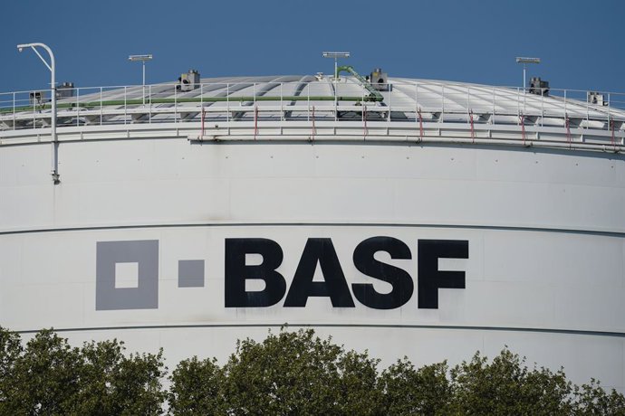 Archivo - FILED - 27 April 2020, Rhineland-Palatinate, Ludwigshafen: FILE PHOTO - A logo of the chemical company BASF is seen on a large storage container at the main plant. Photo: Uwe Anspach/Deutsche Presse-Agentur GmbH/dpa