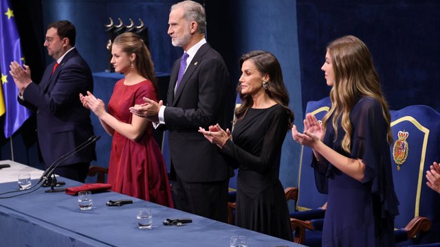 El Presidente del Principado de Asturias, Adrián Barbón, la Princesa Leonor, el Rey Felipe VI, la Reina Letizia y la Infanta Sofía a su llegada a la entrega de los Premios Princesa de Asturias 2026 en el Teatro Campoamor, a 23 de octubre de 2026, en Ovie