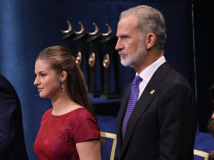 La Princesa Leonor junto Felipe VI en la entrega de los Premios Princesa de Asturias. 