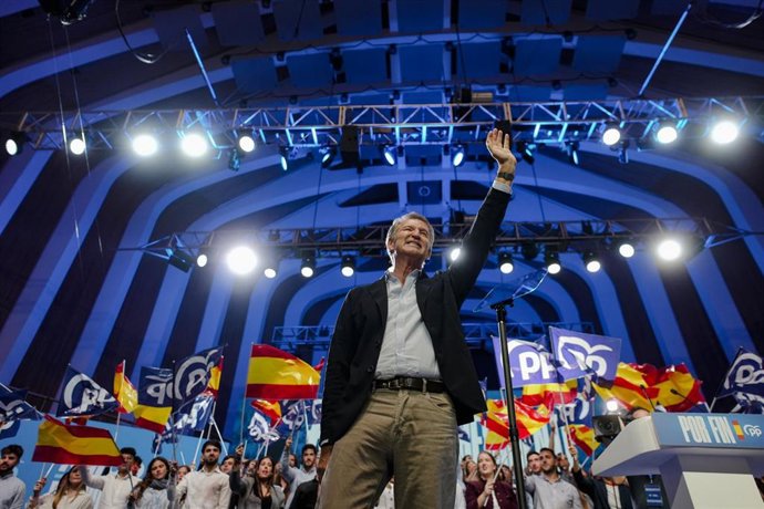 El presidente del PP, Alberto Núñez Feijóo, durante un acto de precampaña del Partido Popular, en el Palau de les Arts