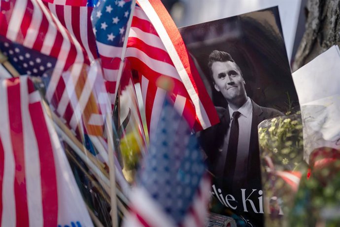 Archivo - Arquivo – 16 de setembro de 2025, Prospect Heights, Illinois, Estados Unidos: Uma homenagem a Charlie Kirk em frente à Wheeling High School, em 16 de setembro de 2025.