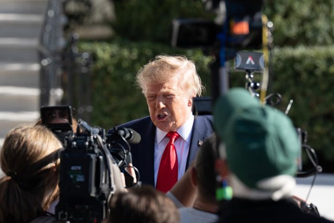 23 de outubro de 2026, Washington, D.C., Estados Unidos: O presidente dos EUA, Donald Trump, fala com repórteres no Jardim Sul da Casa Branca antes de partir para a Flórida em 23 de outubro de 2026, em Washington, D.C.