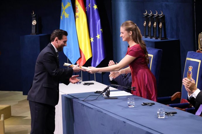 La Princesa Leonor entrega el Premio Princesa de Asturias de los Deportes 2026 al futbolista argentino Leo Messi durante la entrega de los Premios Princesa de Asturias 2026 en el Teatro Campoamor
