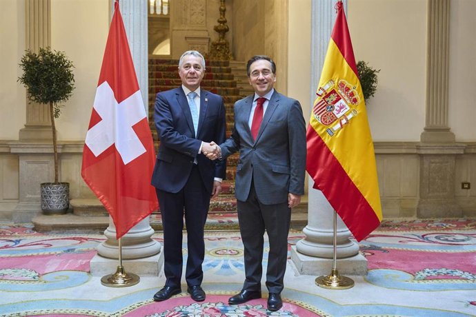 El ministro de Asuntos Exteriores, Unión Europea y Cooperación, José Manuel Albares, junto a su homólogo suizo, el consejero federal de Asuntos Exteriores, Ignazio Cassis.