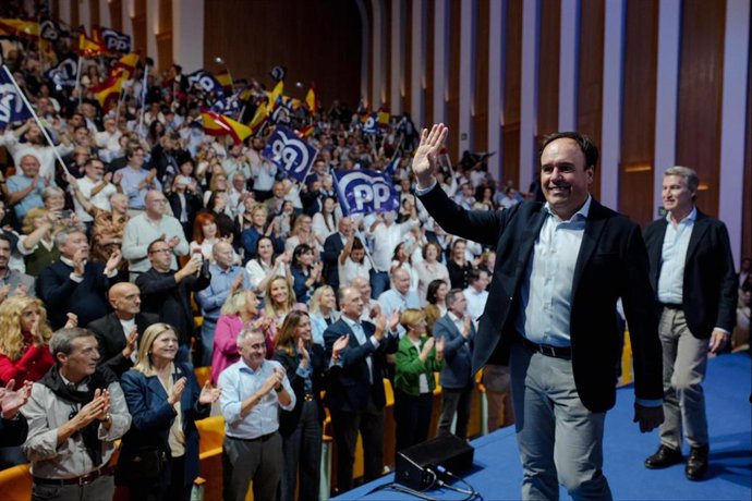 El presidente de la Generalitat Valenciana, Juanfran Pérez Llorca, interviene durante un acto de precampaña del Partido Popular, en el Palau de les Arts