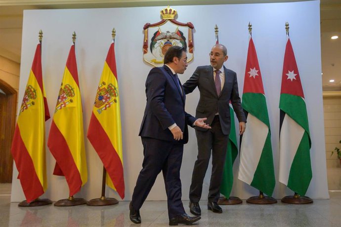 Archivo - El ministro de Asuntos Exteriores, Unión Europea y Cooperación, José Manuel Albares, y su homólogo jordano, Ayman Safadi, se reúnen en Amán.