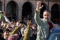 Cargas policiales para disolver a varios centenares de manifestantes contra la presencia de Abascal en Maó