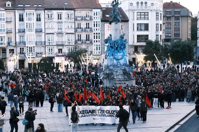 Miles de personas se manifiestan convocados por el Sindicato Socialista de Vivienda, en Vitoria-Gasteiz