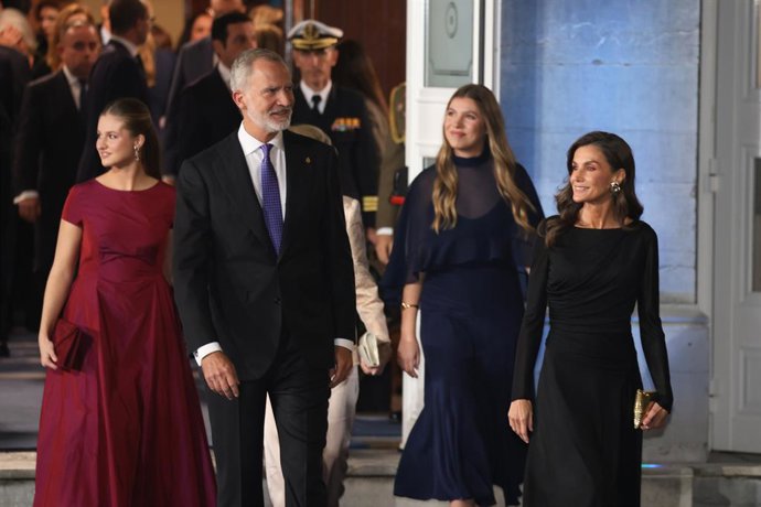 La Princesa Leonor, el Rey Felipe VI, la Infanta Sofía y la Reina Letizia a la salida del Teatro Campoamor tras la entrega de los Premios Princesa de Asturias 2026, a 23 de octubre de 2026, en Oviedo (España).