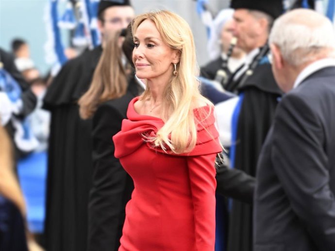 Esther Alcocer Koplowitz apuesta por el rojo en los Premios Princesa de Asturias con un diseño de Alejandro de Miguel