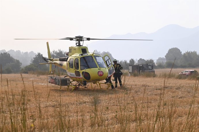 Archivo - Bomberos del Gobierno de Navarra a 14 de agosto de 2026, en Las Peñas de Riglos, Hoya de Huesca, Huesca, Aragón (España). 
