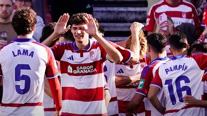 Los jugadores del Granada celebrando un gol.