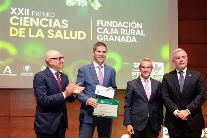 David Sancho recibe el premio Ciencias de la Salud de Caja Rural Granada.