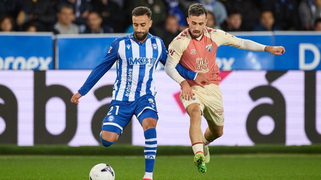 El jugador del Alavés Abde Rebbach y el del Málaga Carlos Puga durante el partido.