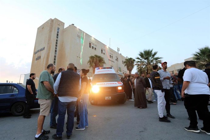 Personas a la entrada de un hospital en Karak, en Jordania, donde han sido trasladados los heridos en el ataque a una iglesia