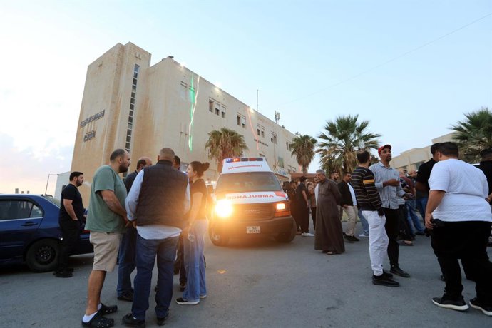 KARAK, 23 de outubro de 2026  -- Pessoas se reúnem do lado de fora de um hospital em Karak após um ataque a tiros na província de Karak, no sul da Jordânia, em 23 de outubro de 2026. Sete pessoas morreram e outras 34 ficaram feridas em um ataque a tiros d