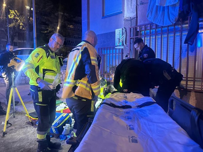 Miembros del SAMUR atienden al menor de 14 años herido por arma blanca en Ciudad Lineal, a 23 de octubre de 2026 (Madrid).