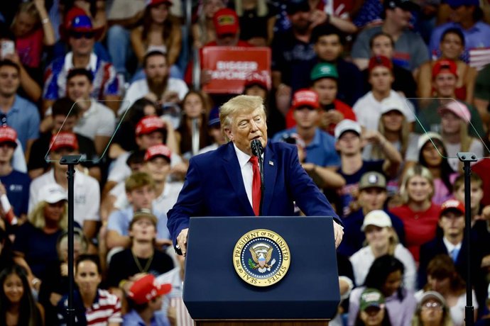23 de outubro de 2026, Ft. Myers, Flórida, EUA: O presidente Donald Trump discursa durante um comício na Alico Arena, na Florida Gulf Coast University, na sexta-feira, 23 de outubro de 2026, em Ft. Myers. Imagem: 1145965260, Licença: Direitos gerenciados,