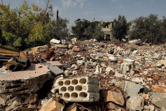 10 de outubro de 2026, Zawtar Al-Gharbieh, Zawtar Al-Gharbieh, Líbano: Sob o zumbido dos drones israelenses, um agricultor libanês colhe azeitonas na vila de Zawtar al-Gharbieh, no sul do Líbano, em meio à destruição causada pelos ataques israelenses. Uma